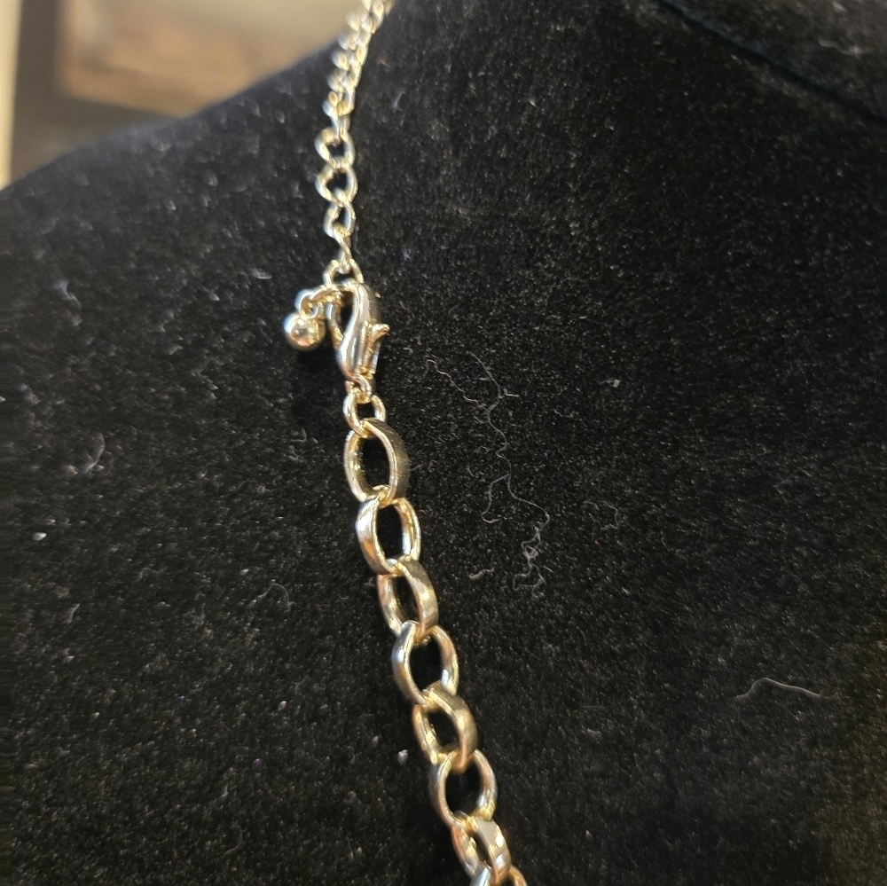 Elegant Gold and Green Colored Necklace - Picture 4 of 4